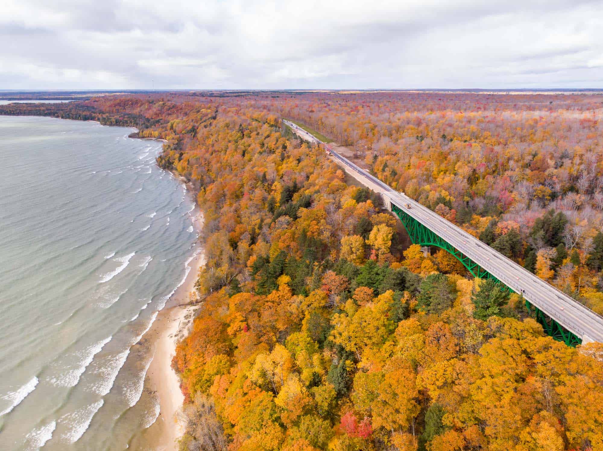 Guide to top Michigan leaf-peeping spots to help plan peak viewing times and destinations.